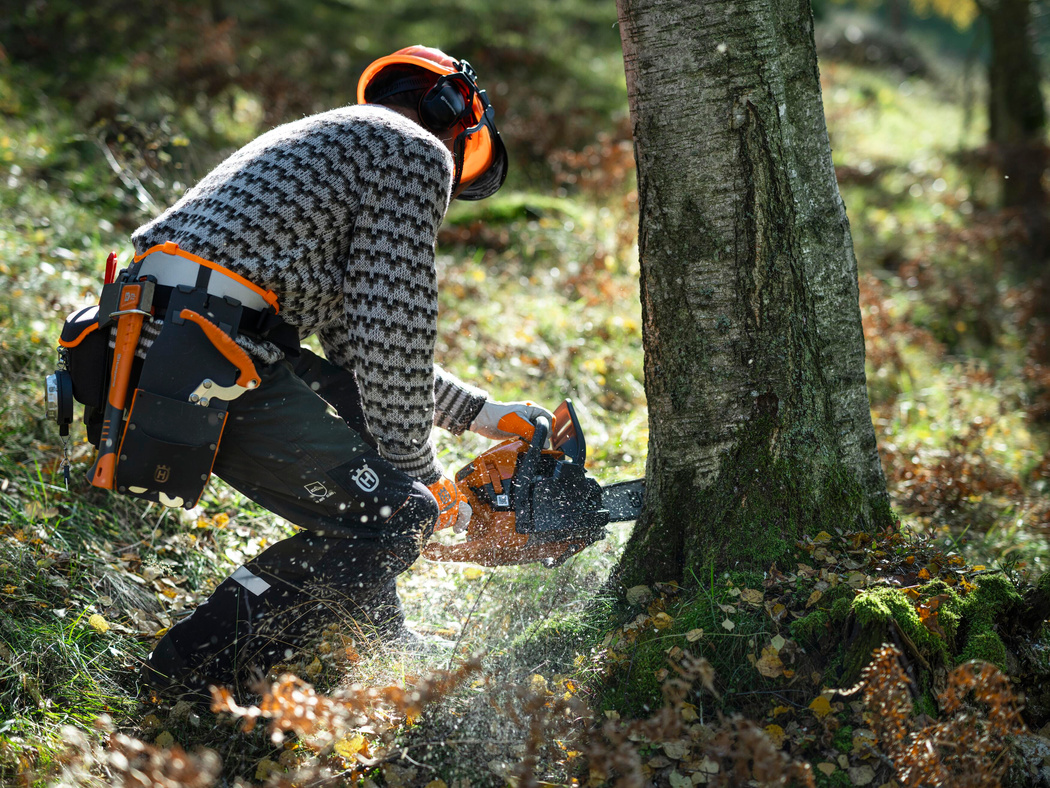 Arbeiten mit Husqvarna Forsttechnik im Wald