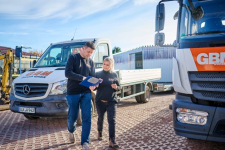 Bild vom Hof mit zwei Mitarbeitern